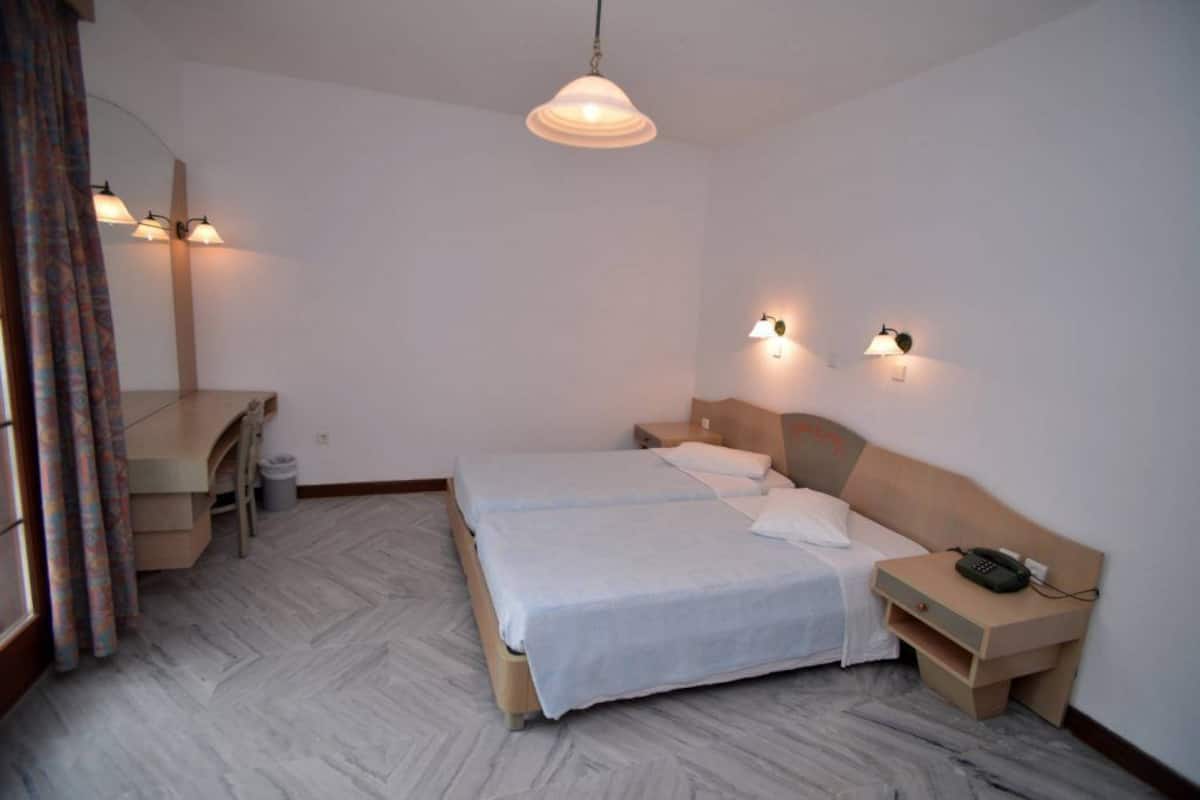 Double Room, Sea View | 2 bedrooms, in-room safe, bed sheets