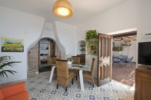 2 habitaciones, tabla de planchar con plancha y cunas gratuitas 