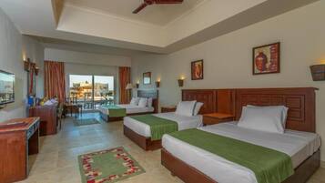 Habitación triple | Minibar, caja fuerte, escritorio y espacio para trabajar con un portátil