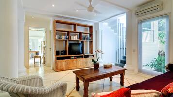 Villa, 5 Bedrooms (2 Private Swimming Pools) | Ruang tamu | TV LCD, meja ping pong