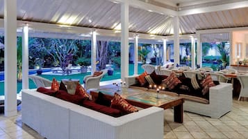 Villa, 5 Bedrooms (2 Private Swimming Pools) | Ruang tamu | TV LCD, meja ping pong