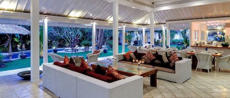 Villa, 5 Schlafzimmer (2 Private Swimming Pools) | Wohnbereich | LCD-Fernseher, Tischtennisplatte