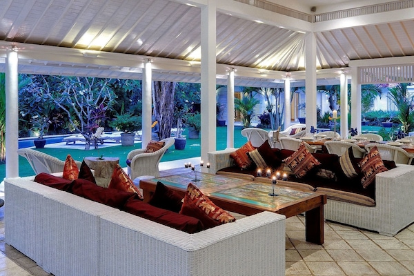 Vila, 5 kamar tidur (2 Private Swimming Pools) | Area keluarga | TV LCD dan meja tenis meja