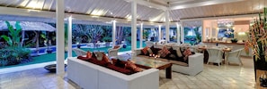 Villa, 5 Schlafzimmer (2 Private Swimming Pools) | Wohnbereich | LCD-Fernseher, Tischtennisplatte