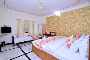 1 bedroom, Egyptian cotton sheets, premium bedding, memory-foam beds
