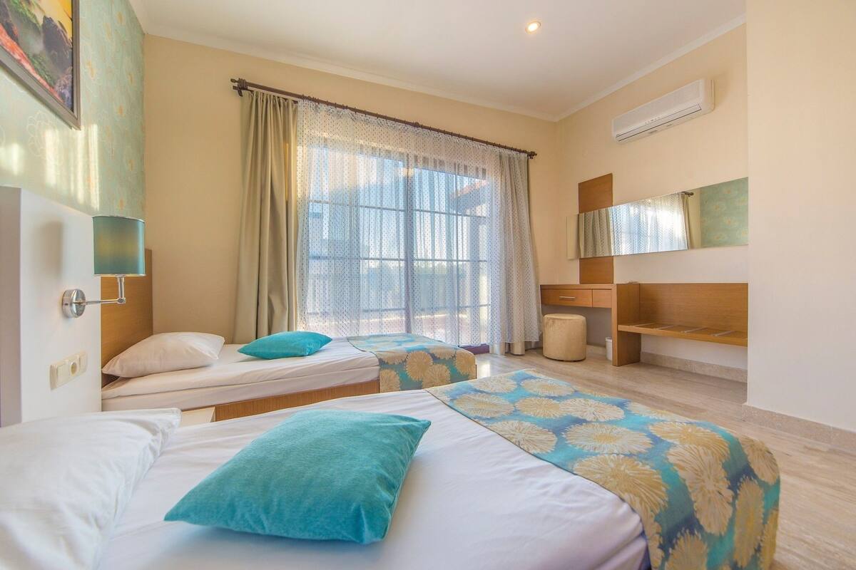 Minibar (free items), in-room safe, desk, WiFi (free)