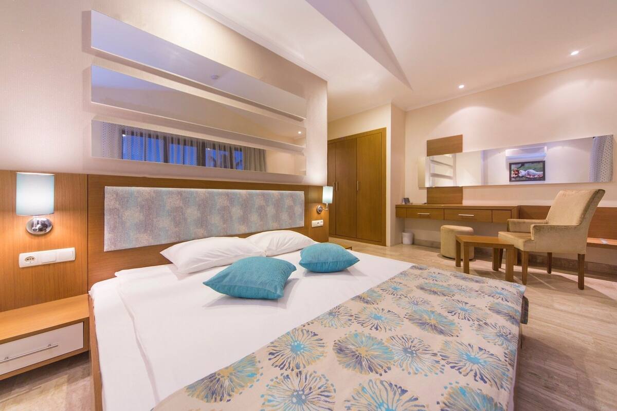 Minibar (free items), in-room safe, desk, WiFi (free)