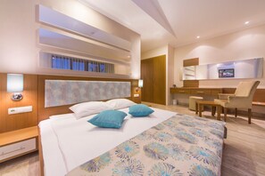 Free minibar, in-room safe, desk, free WiFi - Fun & Sun River Resort - All Inclusive (Serik)