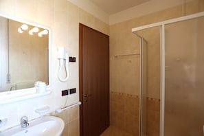 Huoneisto, 1 makuuhuone | Kylpyhuone | Suihku, sadesuihkupää, hiustenkuivaaja, bidee