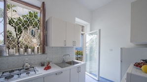 Villa, 3 Bedrooms | Private kitchen | Full-size fridge, microwave, oven, stovetop - Villa San Giovanni (Praiano)