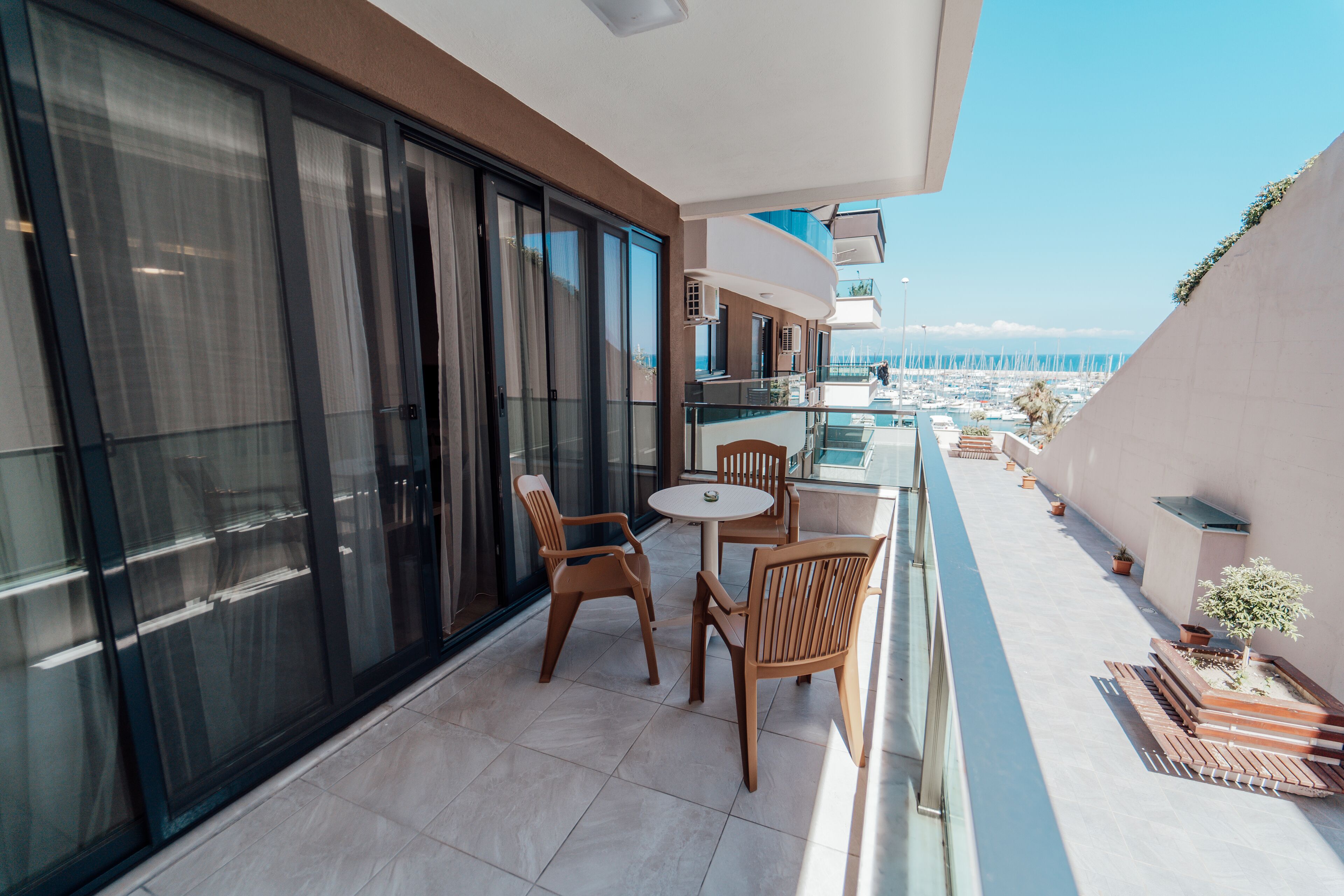 1+1 suit | balcony view