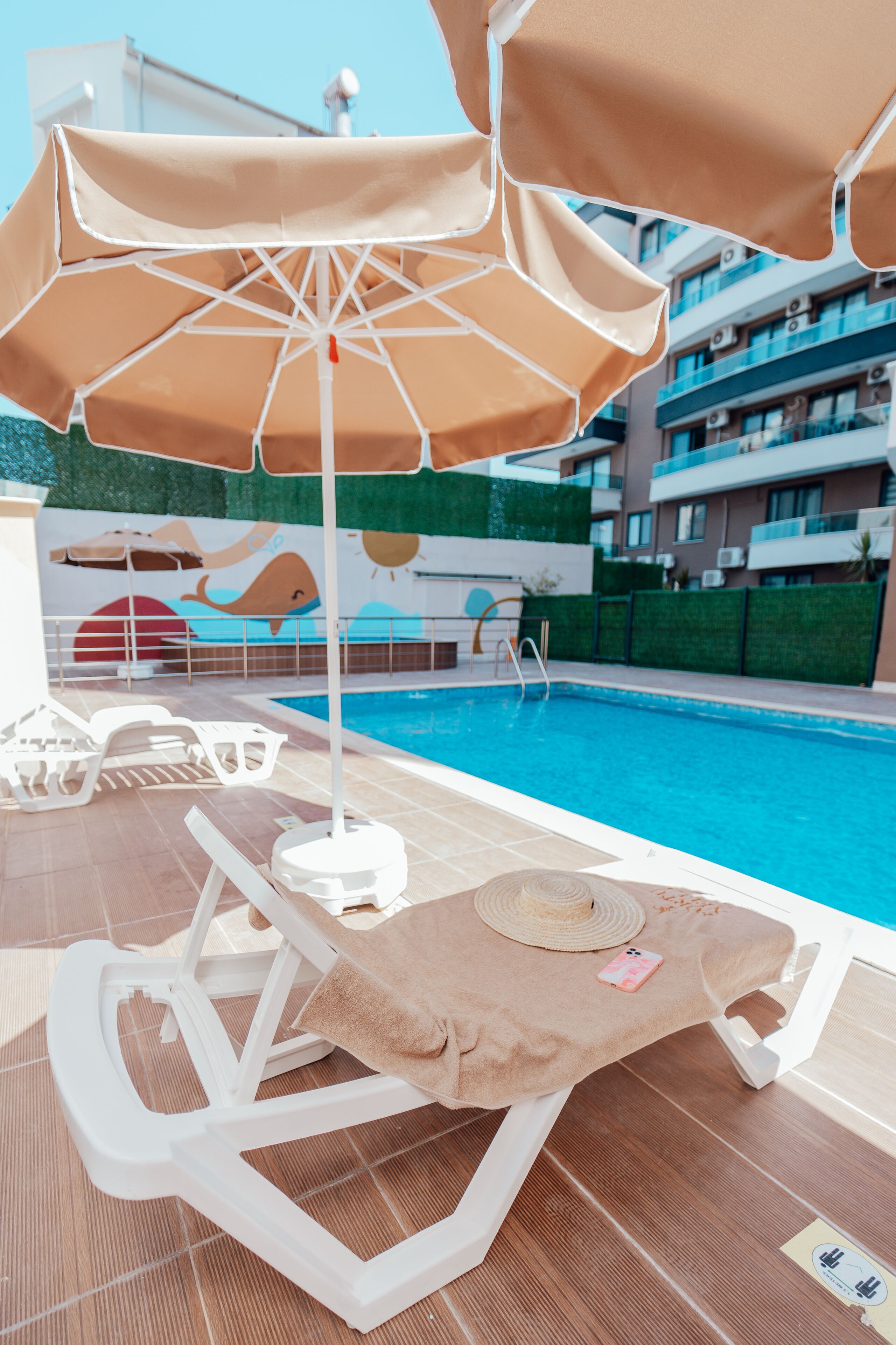 季節限定屋外プール、営業時間 10:00 ～ 17:00、サンラウンジャー