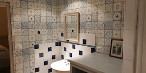Quadruple Room | Bathroom | Shower, free toiletries, hair dryer, towels