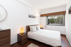 3 slaapkamers, een strijkplank/strijkijzer, wifi, beddengoed