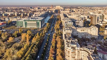 Vista aérea de un paisaje urbano con río, edificios densos y una autopista.