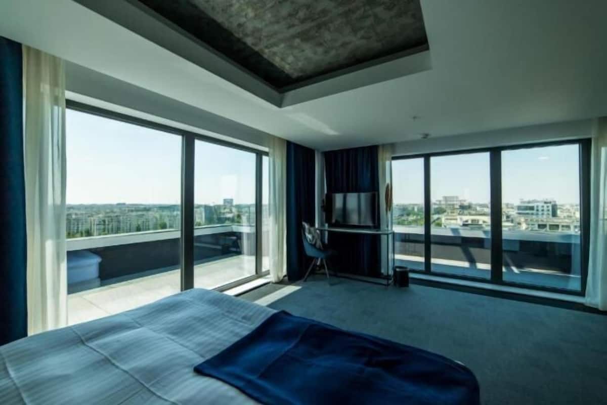 Minibar, värdeförvaringsskåp på rummet och skrivbord
