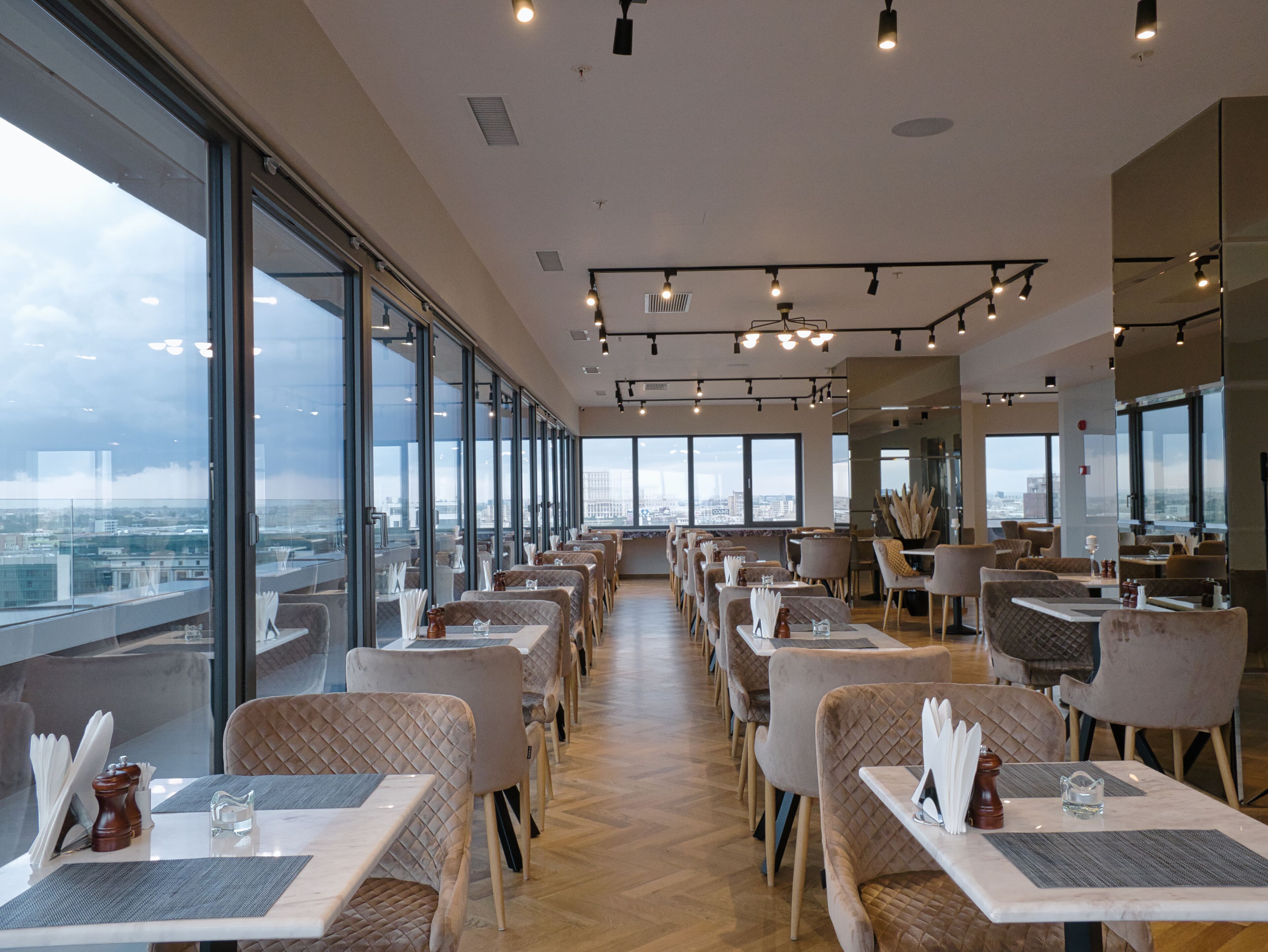 Petit déjeuner (72 RON par personne)