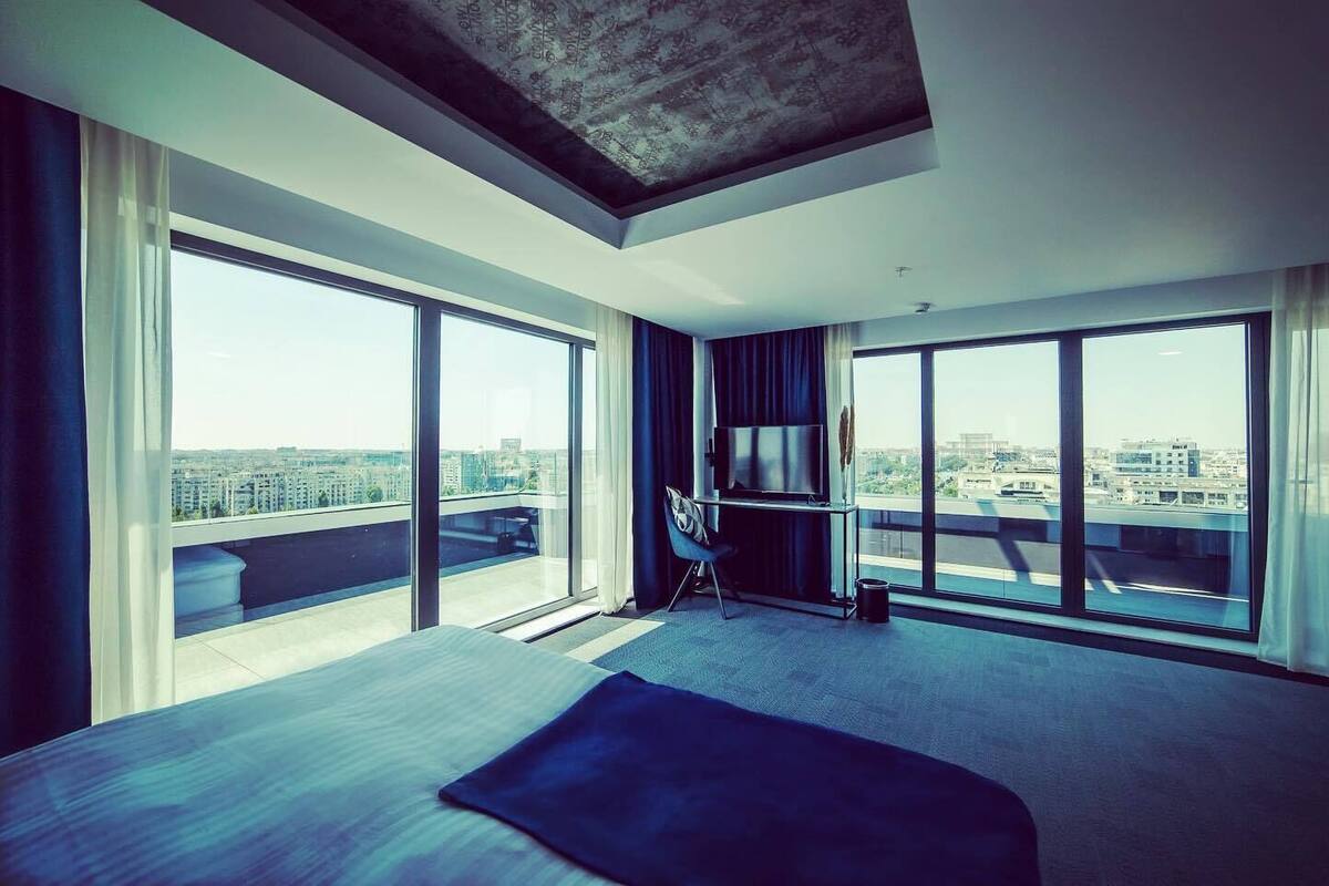 이그제큐티브 더블룸 (with Balcony) | 미니바, 객실 내 금고, 책상, 노트북 작업 공간