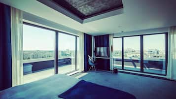 Habitación ejecutiva doble (with Balcony) | Minibar, caja fuerte, escritorio y espacio para trabajar con un portátil