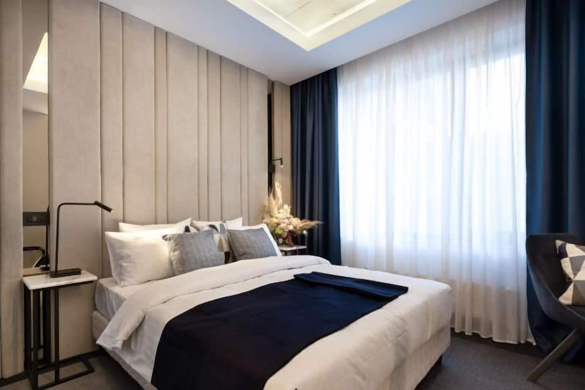 Minibar, värdeförvaringsskåp på rummet och skrivbord