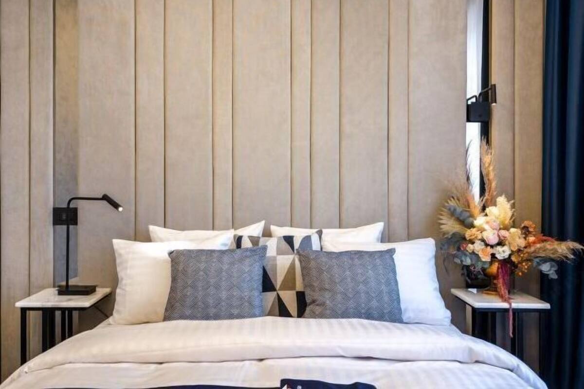 Minibar, värdeförvaringsskåp på rummet och skrivbord