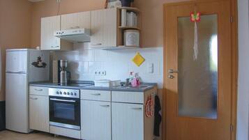 Kühlschrank, Herdplatte, Wasserkocher mit Kaffee-/Teezubehör