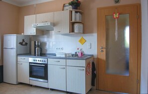 Kühlschrank, Herdplatte, Wasserkocher mit Kaffee-/Teezubehör