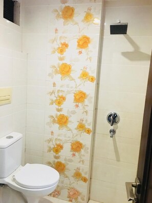 Deluxe-Doppelzimmer | Badezimmer | Dusche, kostenlose Toilettenartikel