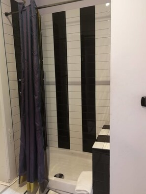 Douche, articles de toilette (gratuits), séchoir à cheveux, bidet
