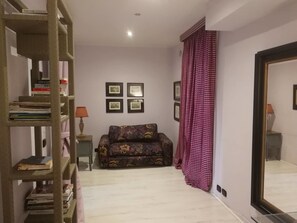 Una televisión de pantalla plana