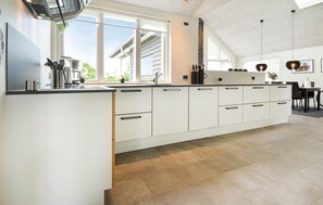 Réfrigérateur, plaque de cuisson, lave-vaisselle, cafetière/bouilloire