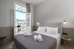 行政套房, 阳台 | 高档床上用品、迷你吧、客房内保险箱、办公桌