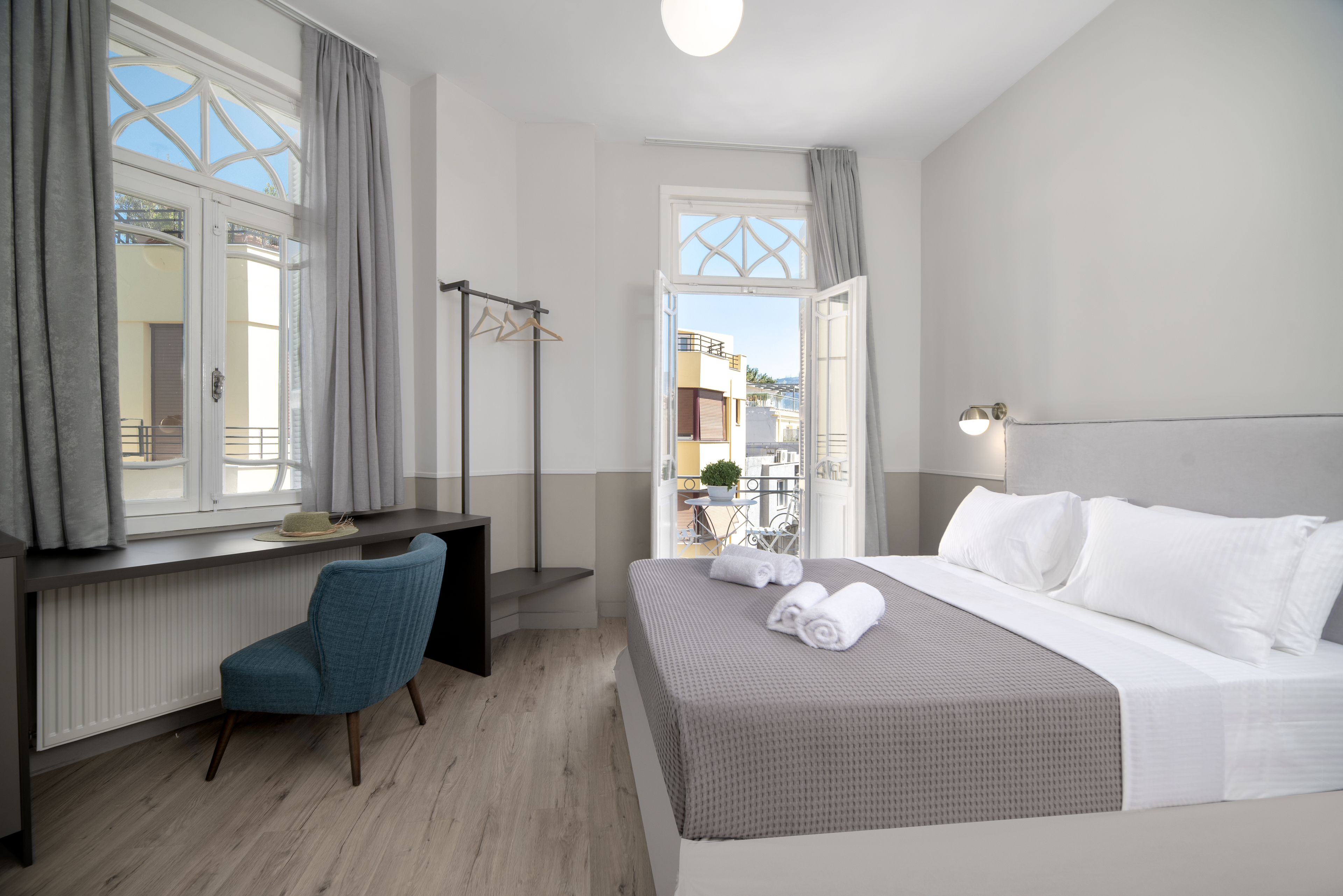 executive suite, balcony | premium bedding, minibar, in-room safe, desk