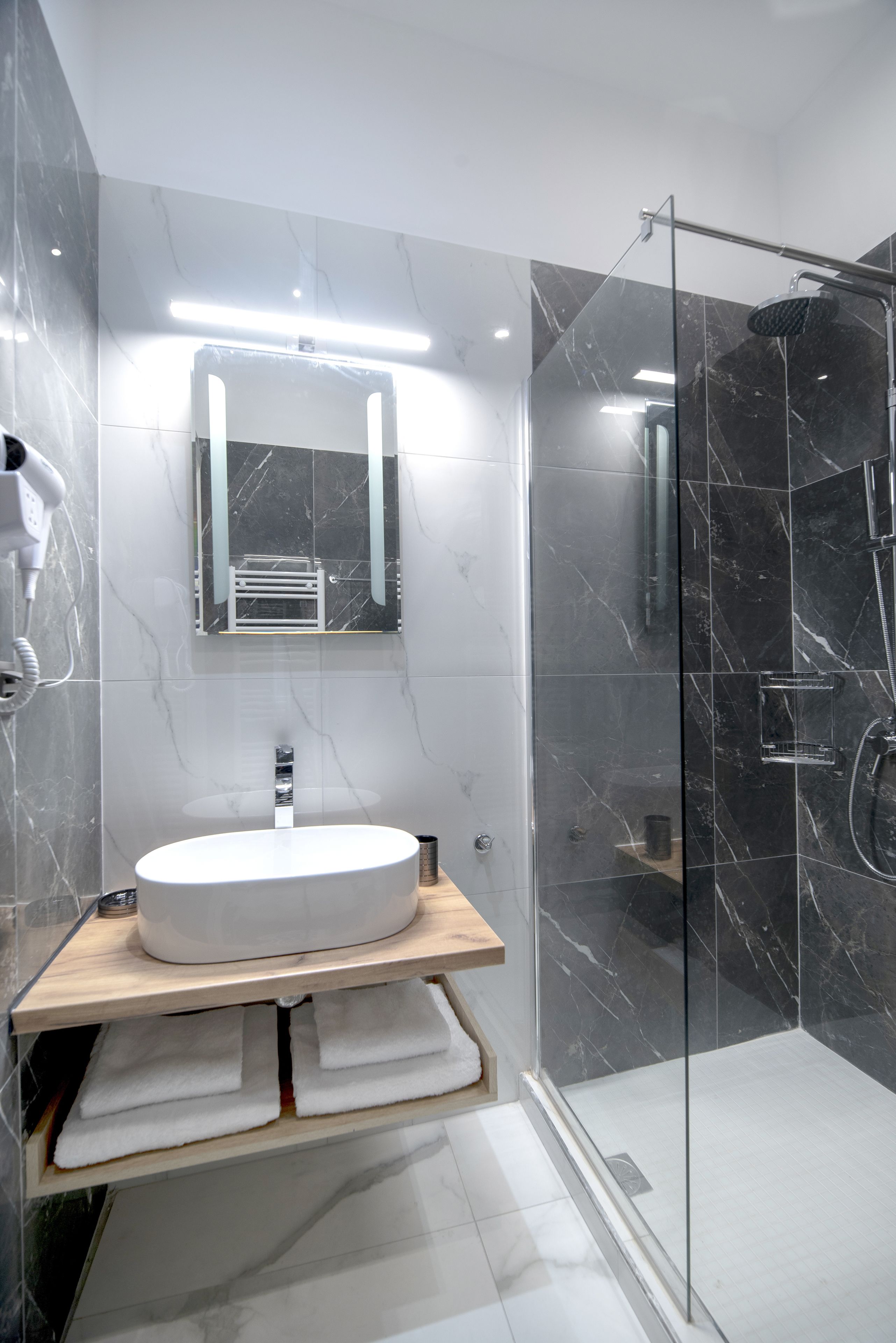 executive suite, balcony | bathroom | shower, free toiletries, hair dryer, bathrobes