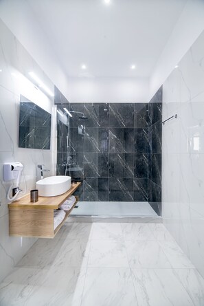 Executive Suite, Balcony | Bathroom | Shower, free toiletries, hair dryer, bathrobes - Plaka Arch Suites (Athens)
