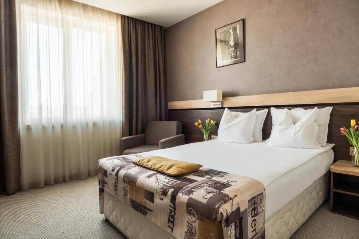 Single Deluxe Room | Premium bedding, minibar, desk, soundproofing