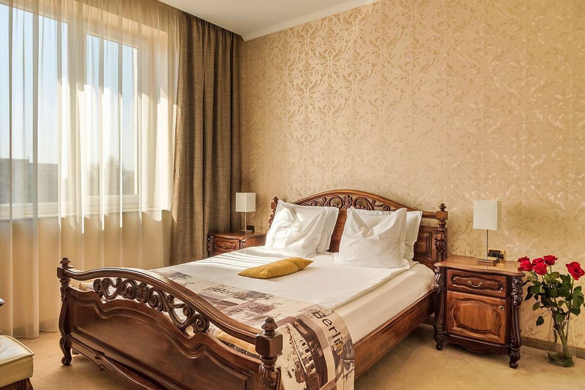 Suite | Premium bedding, minibar, desk, soundproofing