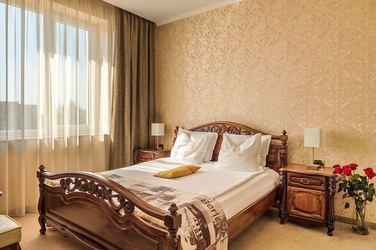 Suite | Premium bedding, minibar, desk, soundproofing