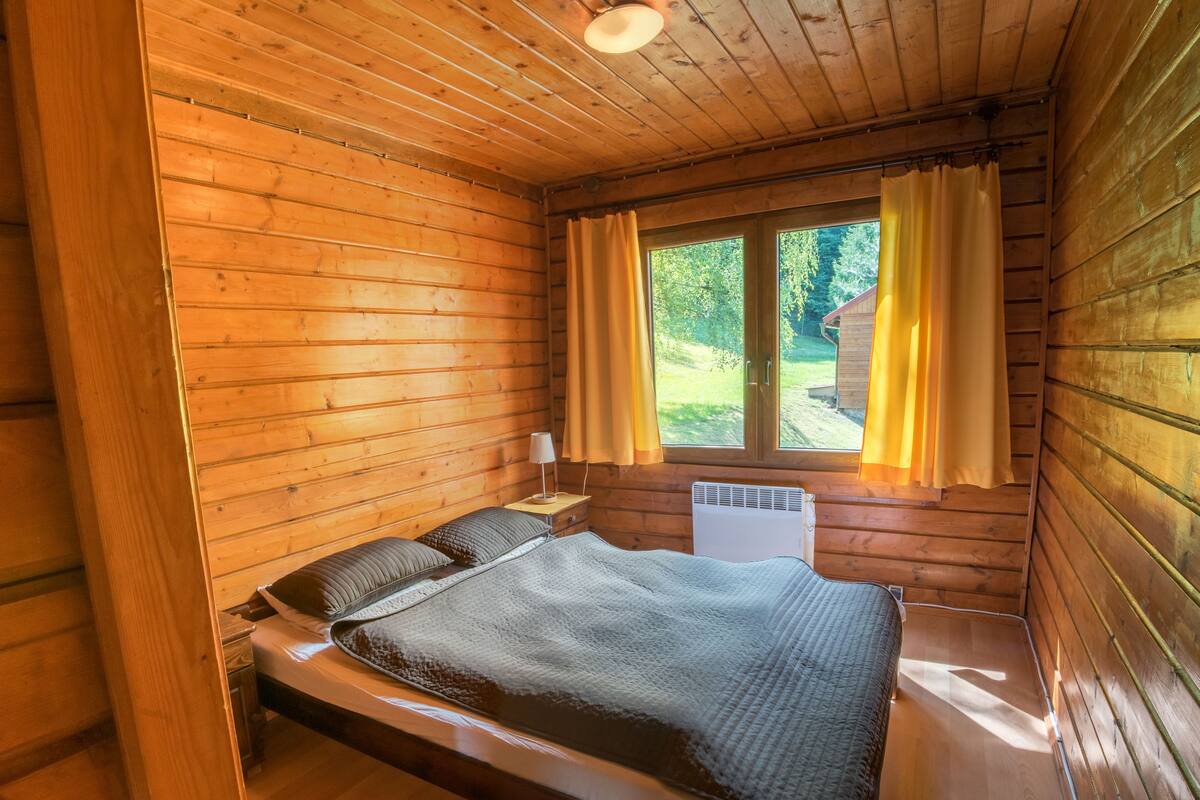 Traditional Cottage, Kitchenette | 2 bedrooms, WiFi (free), bed sheets