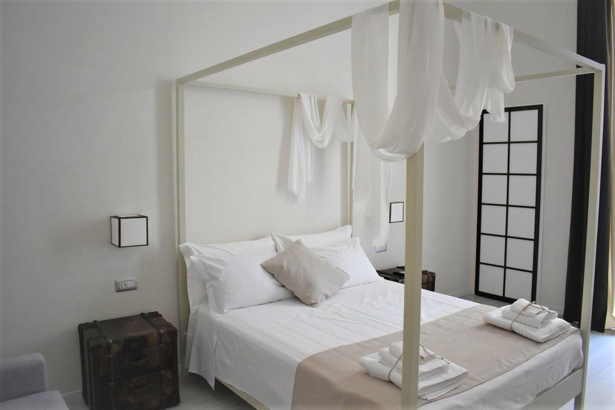 Meja kerja, kedap suara, dan tempat tidur bayi (biaya tambahan)