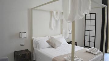 Escrivaninha, quartos à prova de som, berços (sobretaxa)