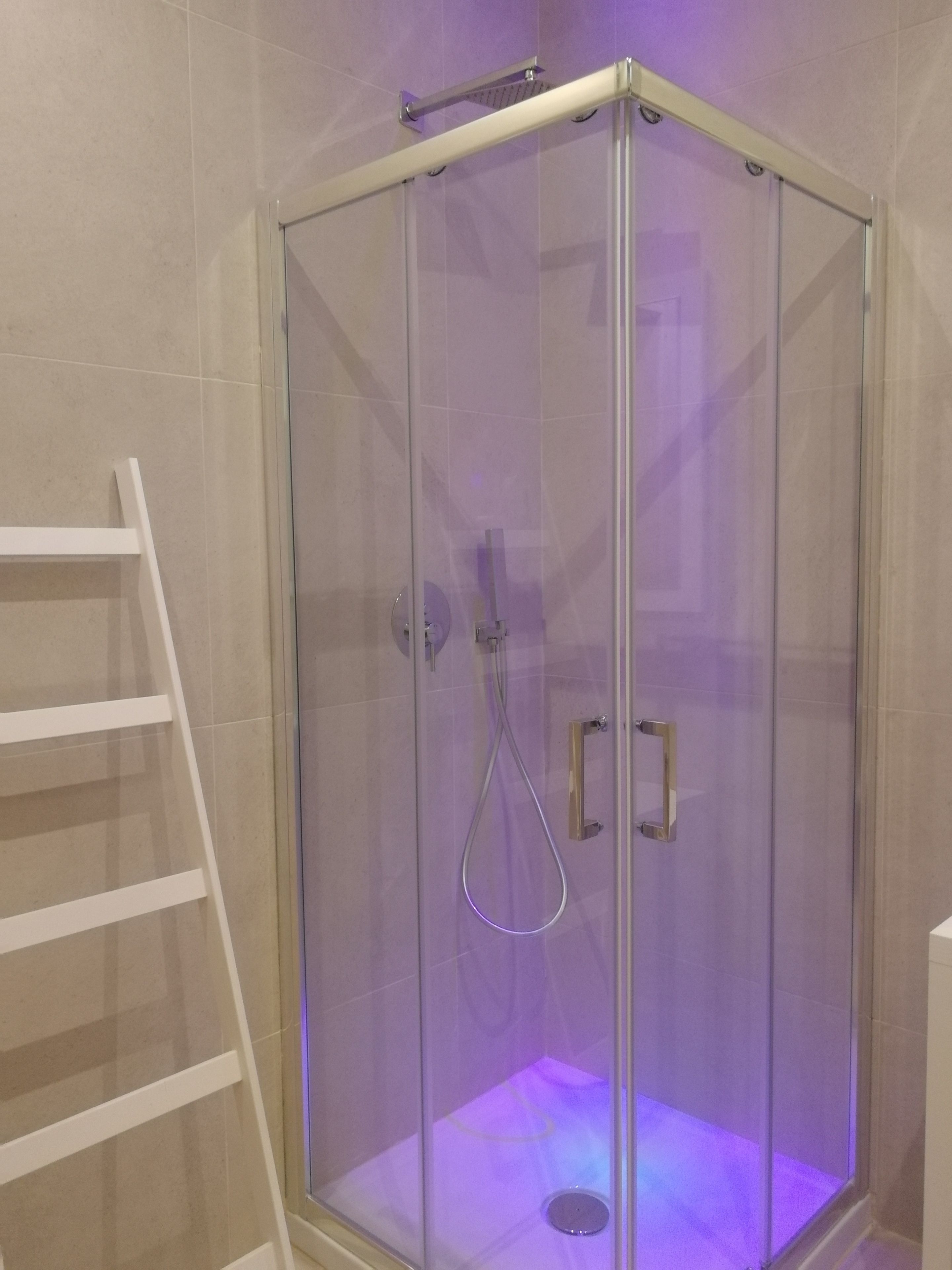 Bathtub, bidet, towels