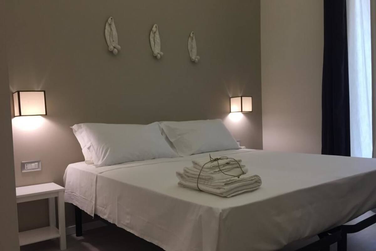 Meja kerja, kedap suara, dan tempat tidur bayi (biaya tambahan)