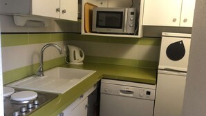 A compact kitchen with a sink, a microwave, a kettle, and a dishwasher. - Marches 25 - 3 room duplex apartment, overlooking the slopes (LES AVANCHERS VALMOREL)