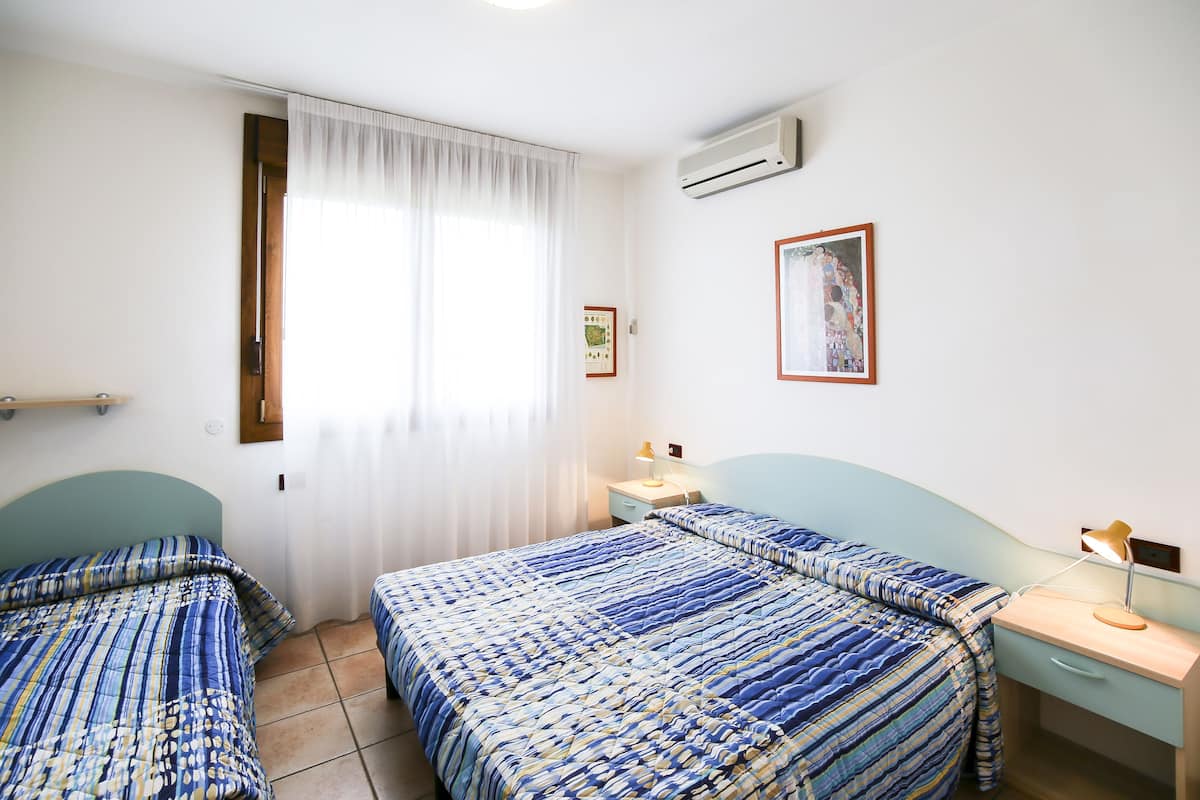 In-room safe, cots/infant beds