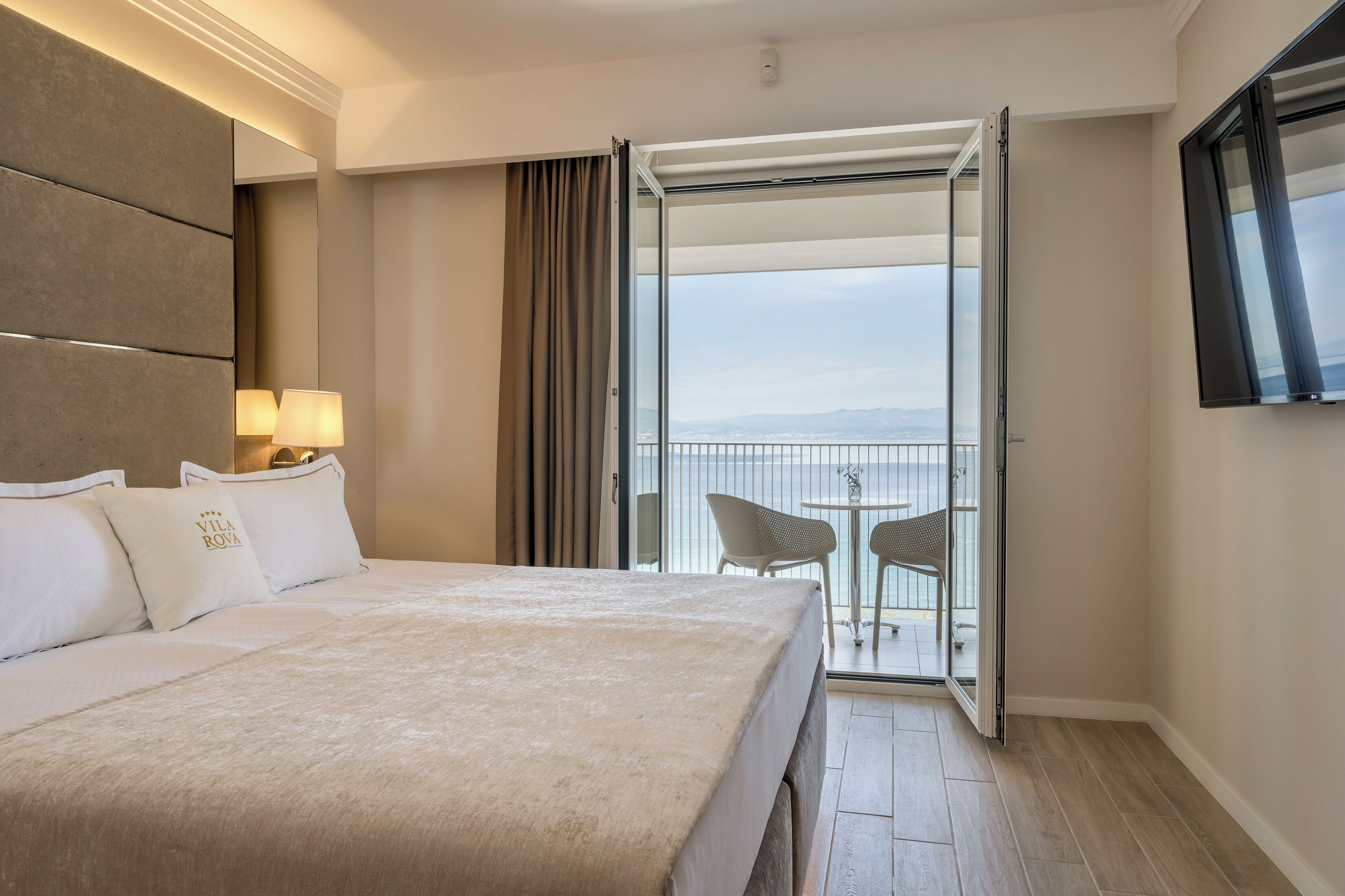 Quarto casal standard, sacada, vista para o mar | 1 quarto, roupas de cama premium, frigobar, cofres nos quartos