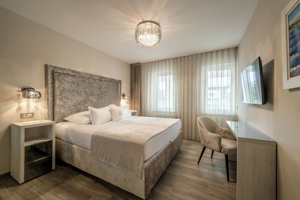Luxe suite, terras (Vila Rova) | 1 slaapkamer, luxe beddengoed, een minibar, een kluis op de kamer