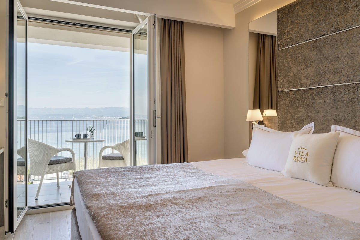 Familiekamer, 2 slaapkamers, uitzicht op zee | 1 slaapkamer, luxe beddengoed, een minibar, een kluis op de kamer