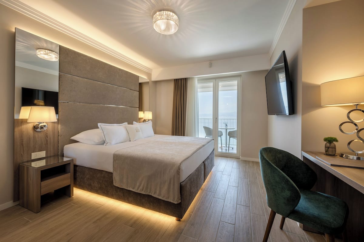 Superior tweepersoonskamer, balkon, uitzicht op zee | 1 slaapkamer, luxe beddengoed, een minibar, een kluis op de kamer