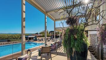 Outdoor pool, open 8:00 AM to 8:00 PM, pool loungers